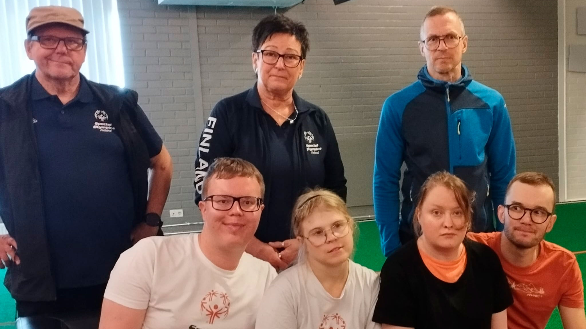 Keilailijat valmentajineen yhteiskuvassa.